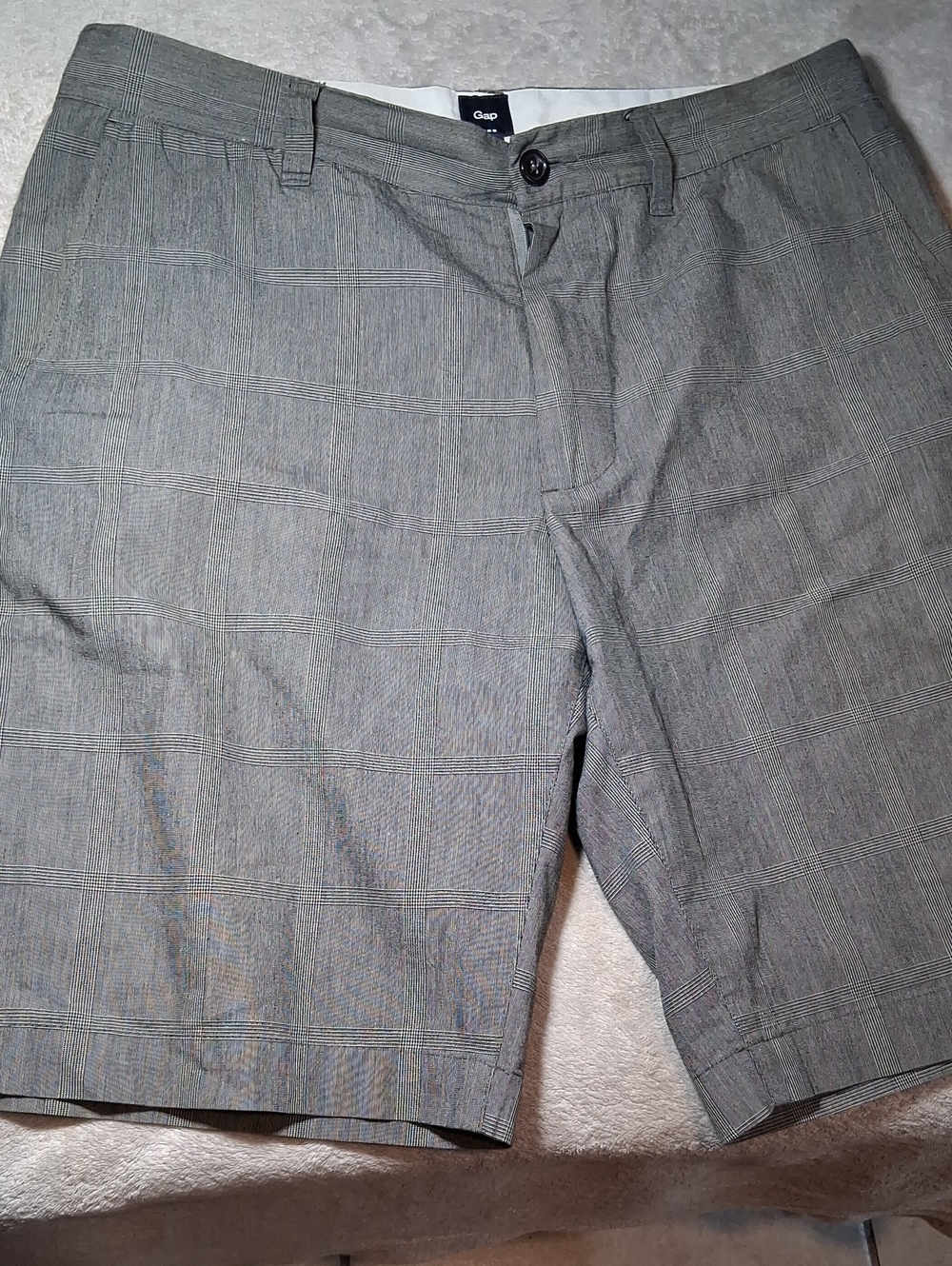 GAP Men’s Gray Plaid Flat-Front Shorts